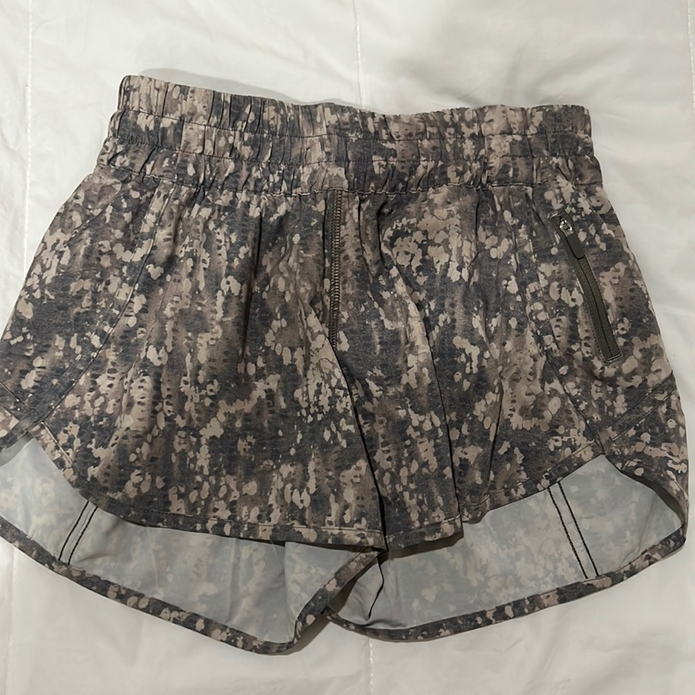 LULULEMON TRACKER CAMO MID RISE SHORT